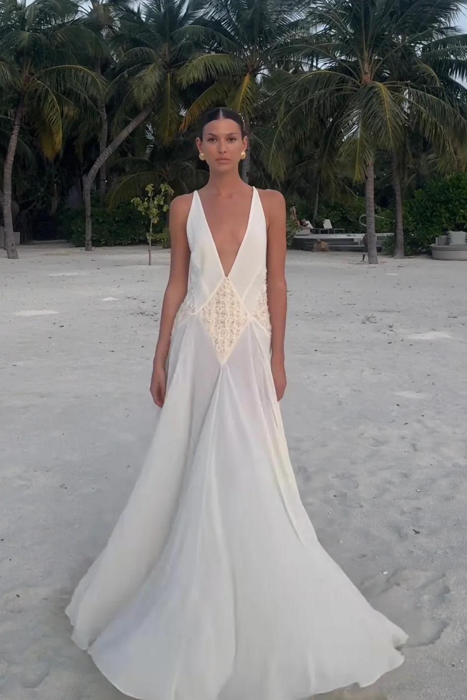 Vestido Lavinia Maxi – Decote Profundo Elegante