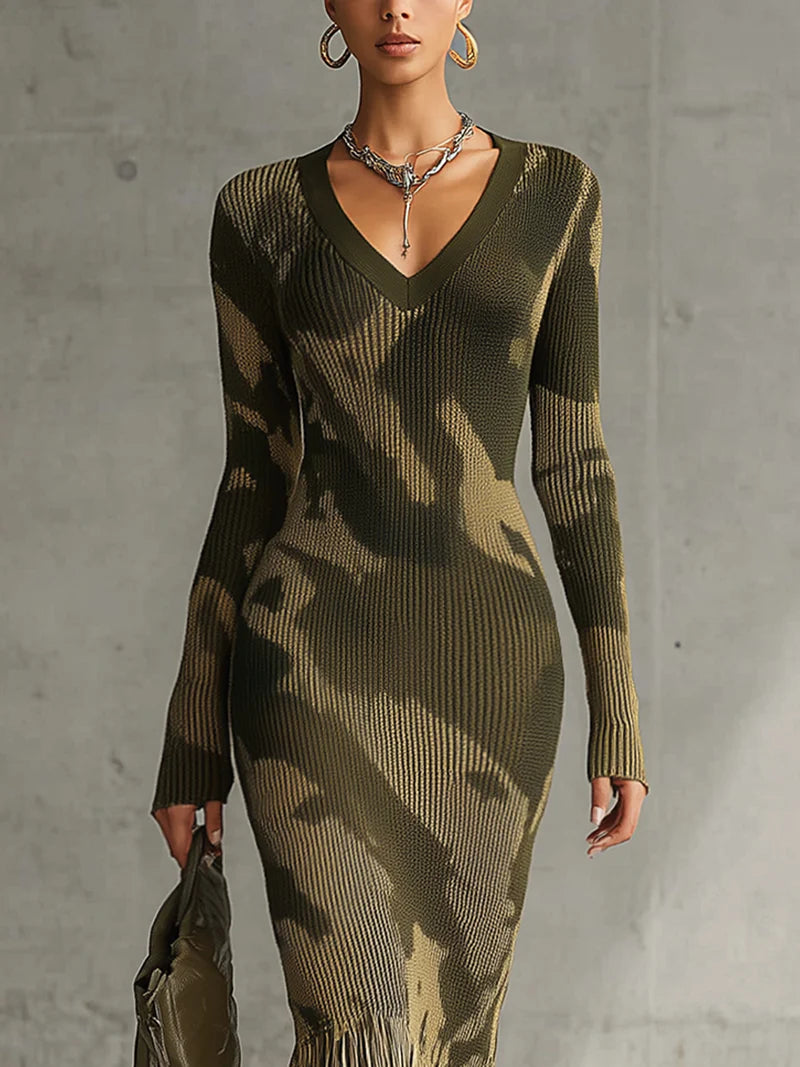 Vestido Midi Tricot Verde Oliva Camuflado com Decote V e Barra com Franjas