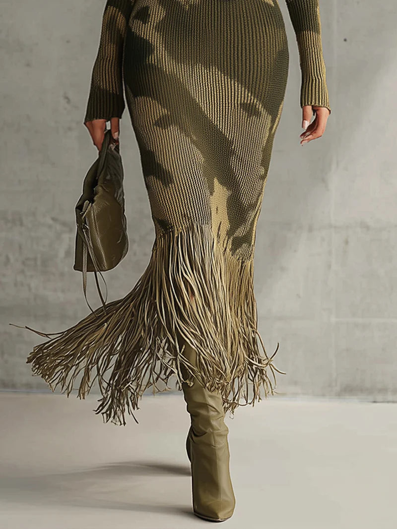 Vestido Midi Tricot Verde Oliva Camuflado com Decote V e Barra com Franjas