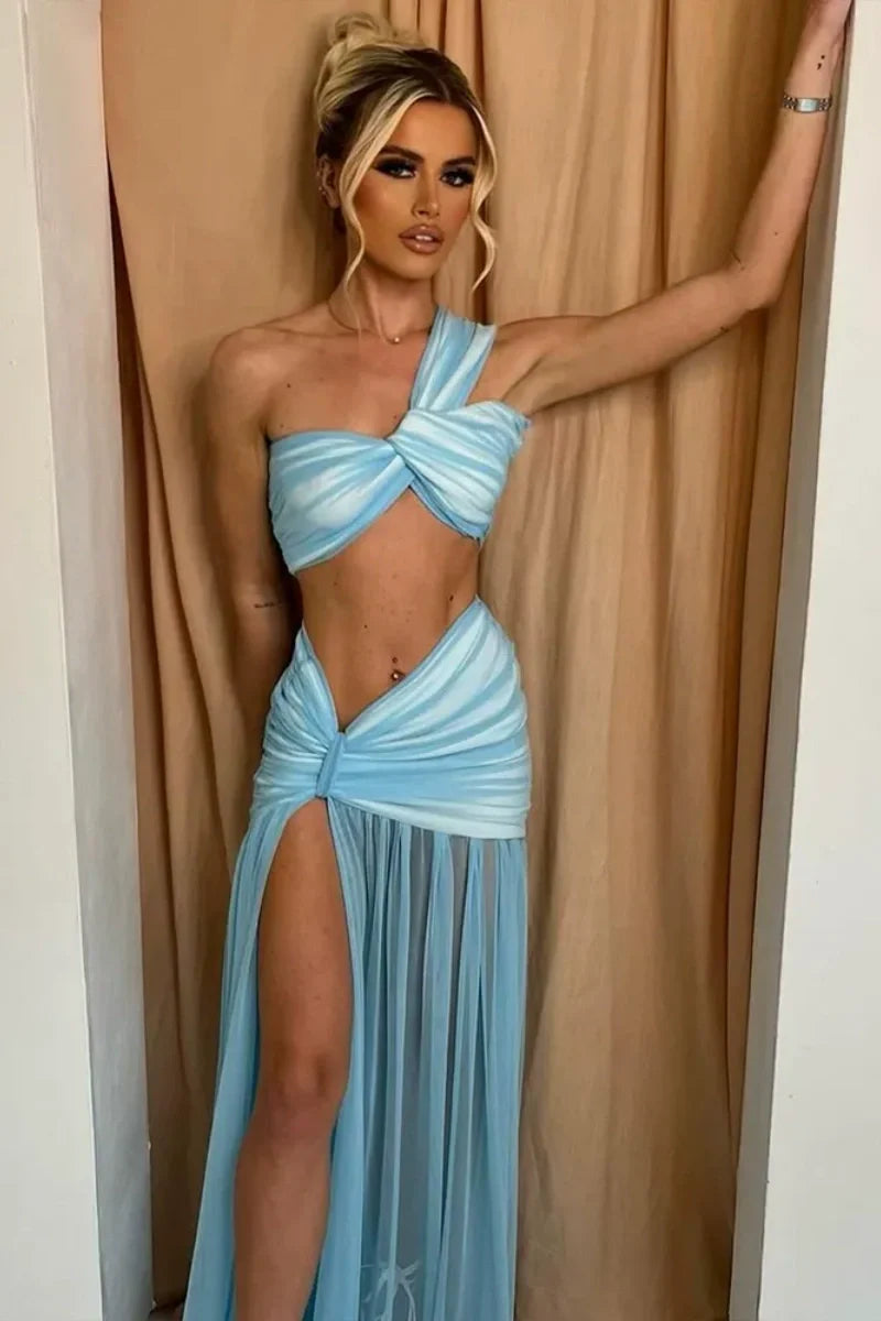 Biquíni Sexy com Recortes e Saia de Tule