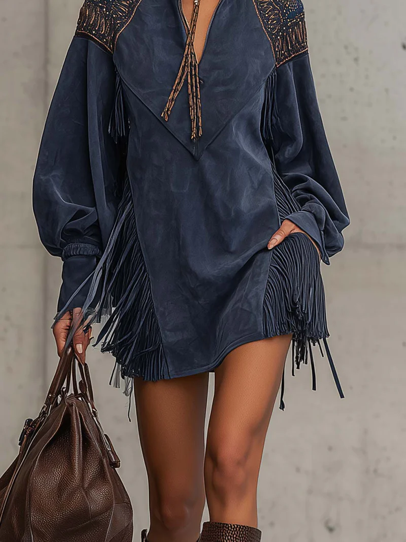 Vestido Curto Azul Índigo em Suede Sintético com Bordado e Franjas – Gola Alta com Zíper