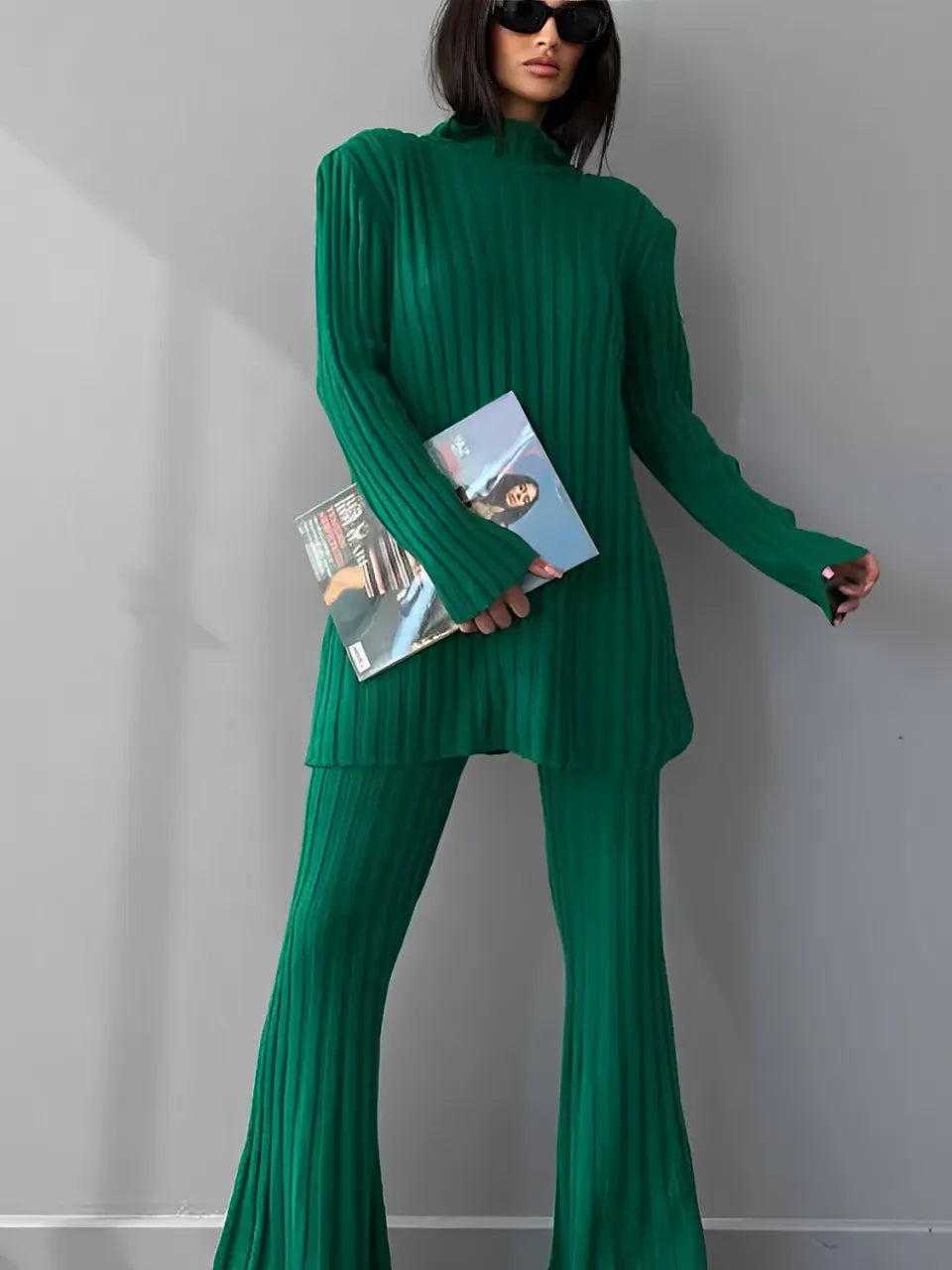 Conjunto Feminino de Tricô Canelado com Suéter de Gola Alta e Calça Flare de Cintura Alta - Luna