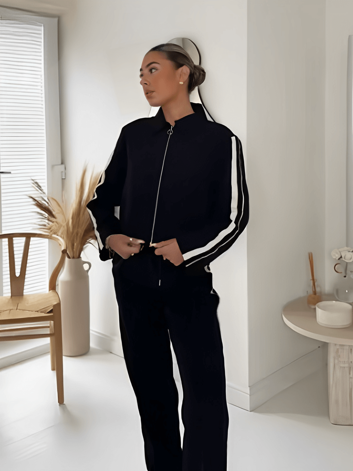Conjunto Feminino Casual Esportivo com Jaqueta de Zíper e Calça com Listras Brancas Laterais – Fernanda