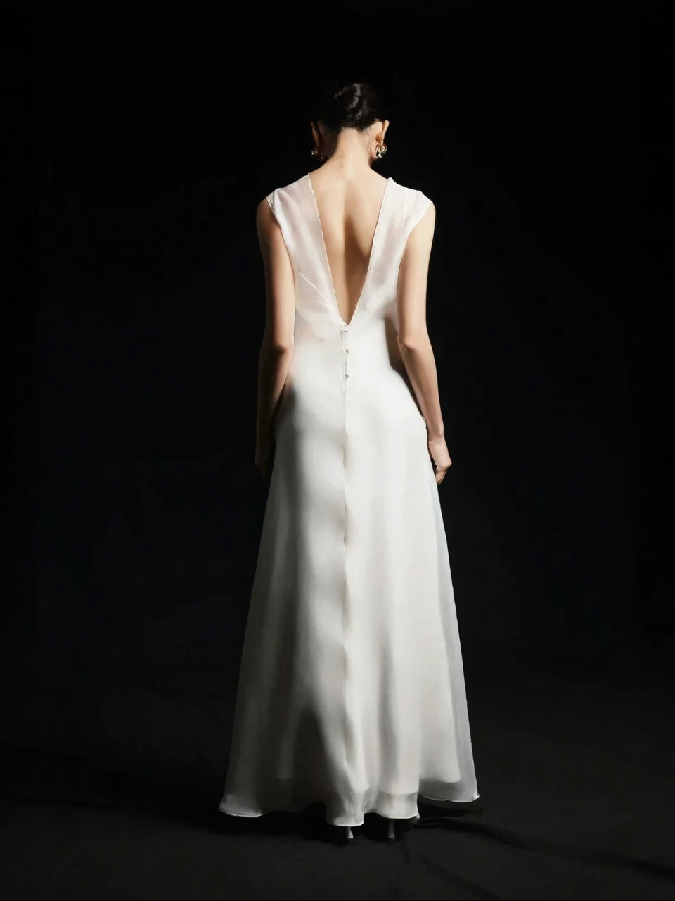 Vestido Longo Off White em Camadas com Costas Profundas em V