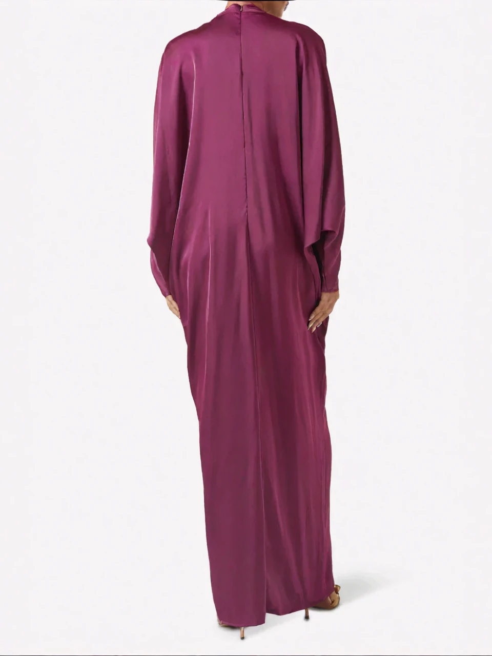 Vestido Longo em Cetim Magenta com Decote Profundo e Detalhe Dourado