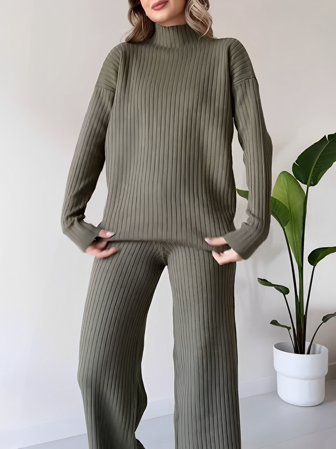 Conjunto Feminino de Tricô Canelado com Suéter Mullet Gola Alta e Calça Pantalona - Grace