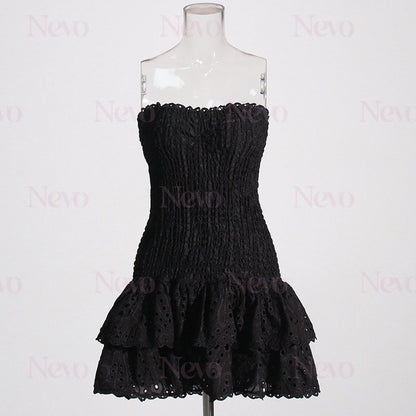 Vestido Mini Tomara que Caia com Babados e Bordado de Margaridas