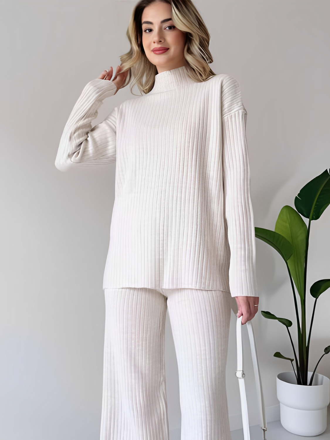 Conjunto Feminino de Tricô Canelado com Suéter Mullet Gola Alta e Calça Pantalona - Grace
