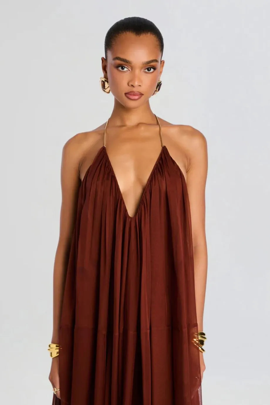 Vestido Longo de Chiffon Arlet com Decote V em Marrom