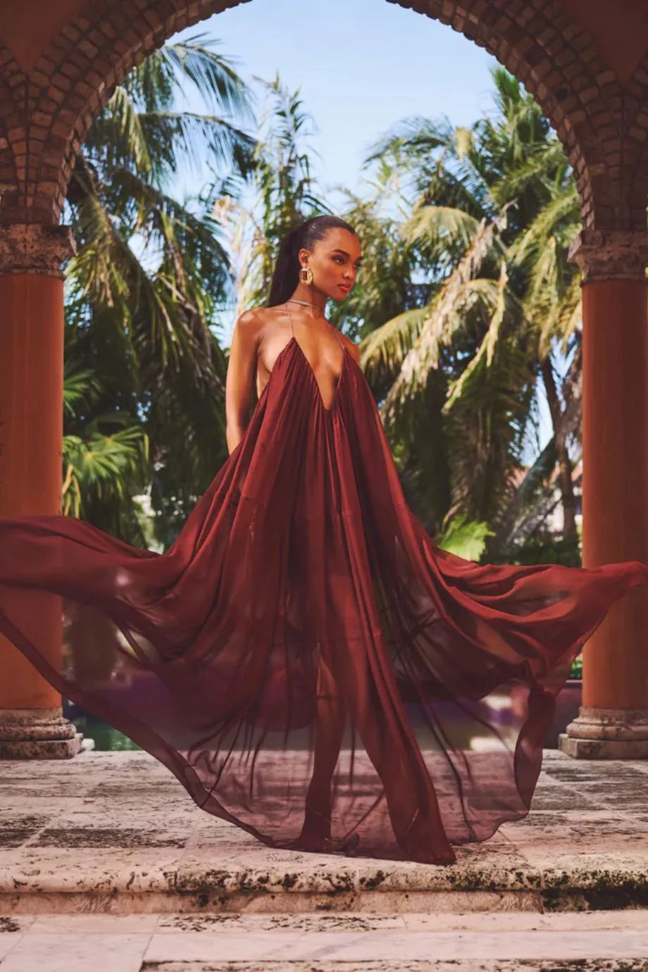 Vestido Longo de Chiffon Arlet com Decote V em Marrom