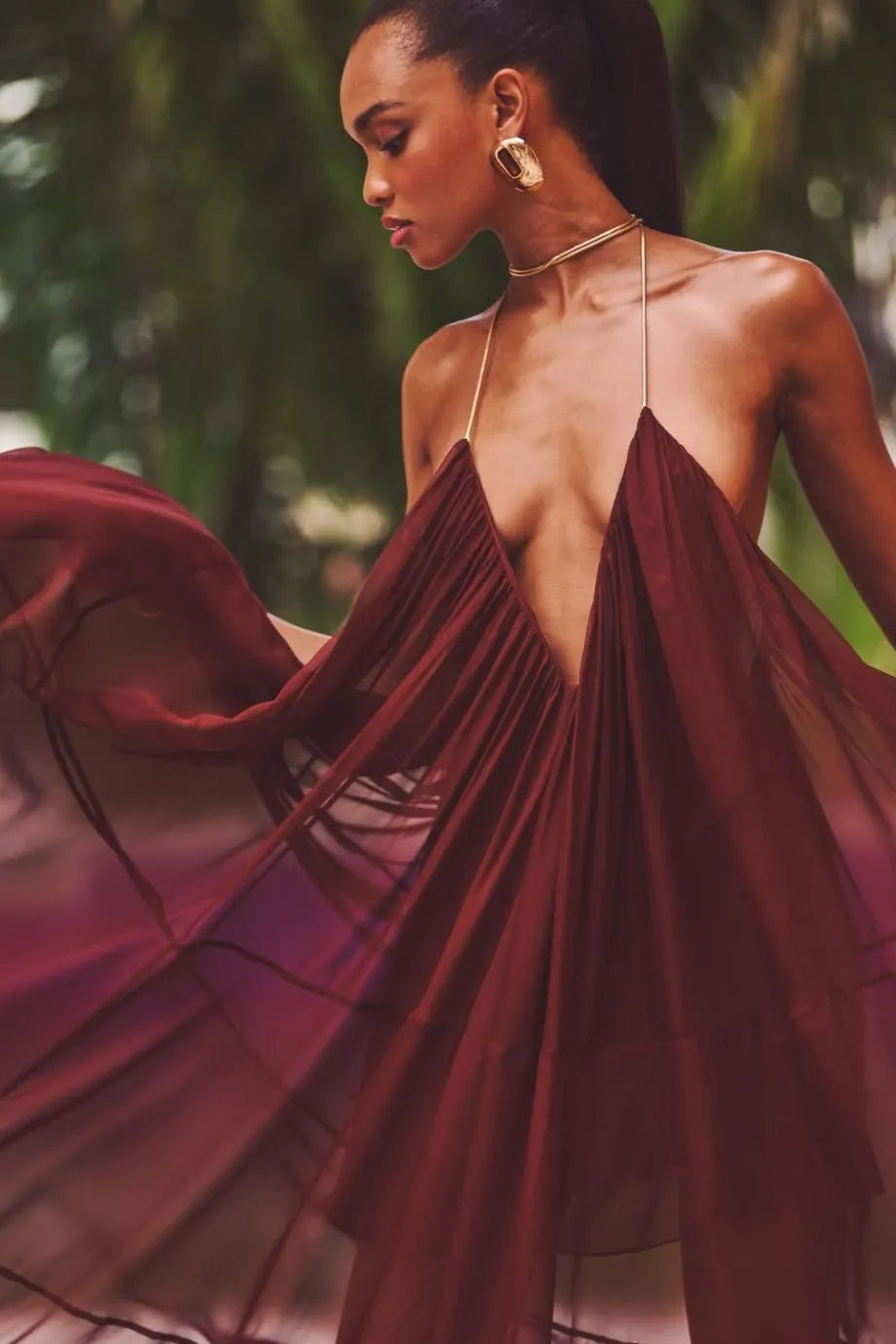 Vestido Longo de Chiffon Arlet com Decote V em Marrom