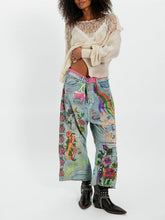 Calça Jeans Cropped Boho com Estampa Floral Peônias