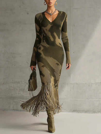 Vestido Midi Tricot Verde Oliva Camuflado com Decote V e Barra com Franjas