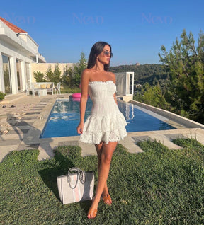 Vestido Mini Tomara que Caia com Babados e Bordado de Margaridas