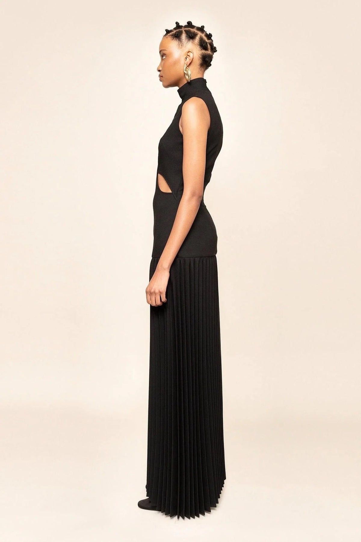 Vestido Longo Plissado com Recortes Cutout Preto