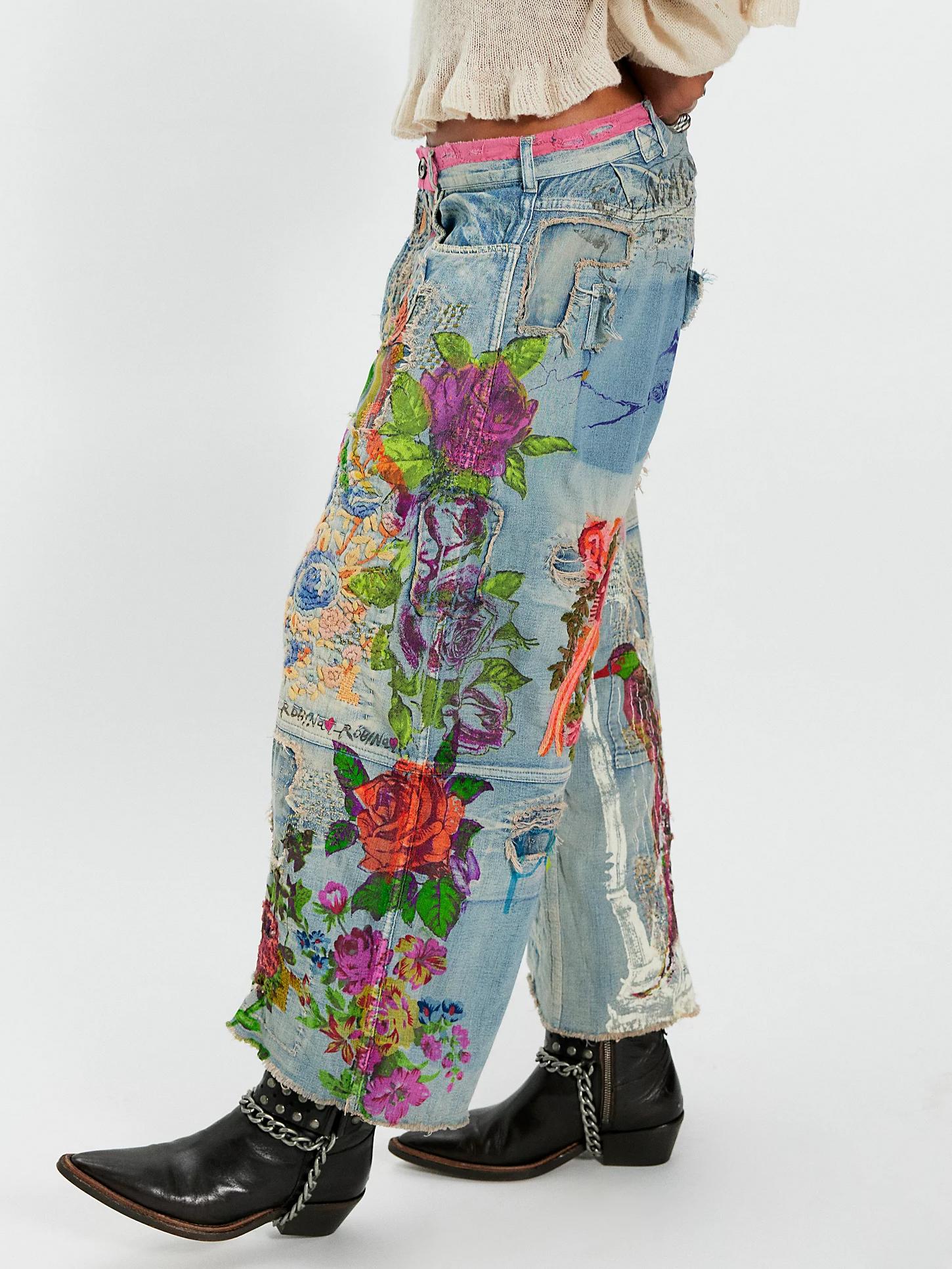 Calça Jeans Cropped Boho com Estampa Floral Peônias