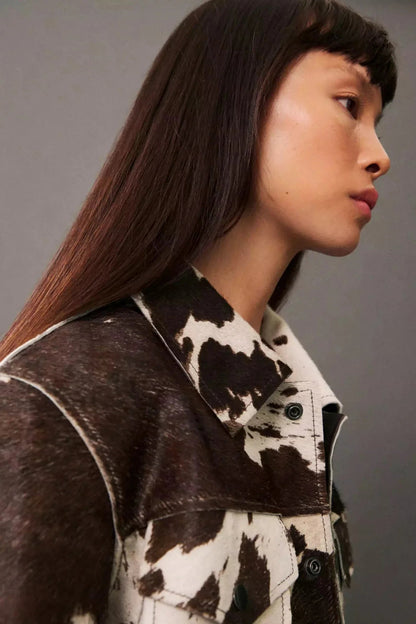 Jaqueta Estilo Camisa em Pelúcia com Estampa de Vaca