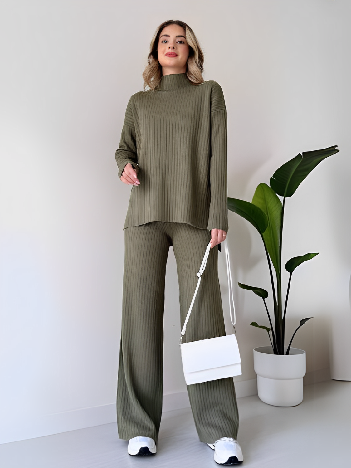 Conjunto Feminino de Tricô Canelado com Suéter Mullet Gola Alta e Calça Pantalona - Grace