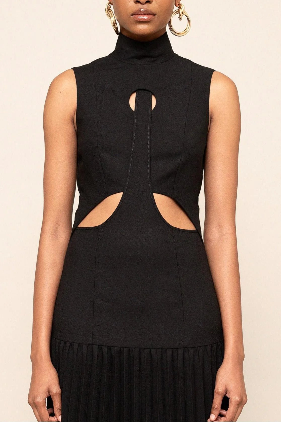 Vestido Longo Plissado com Recortes Cutout Preto