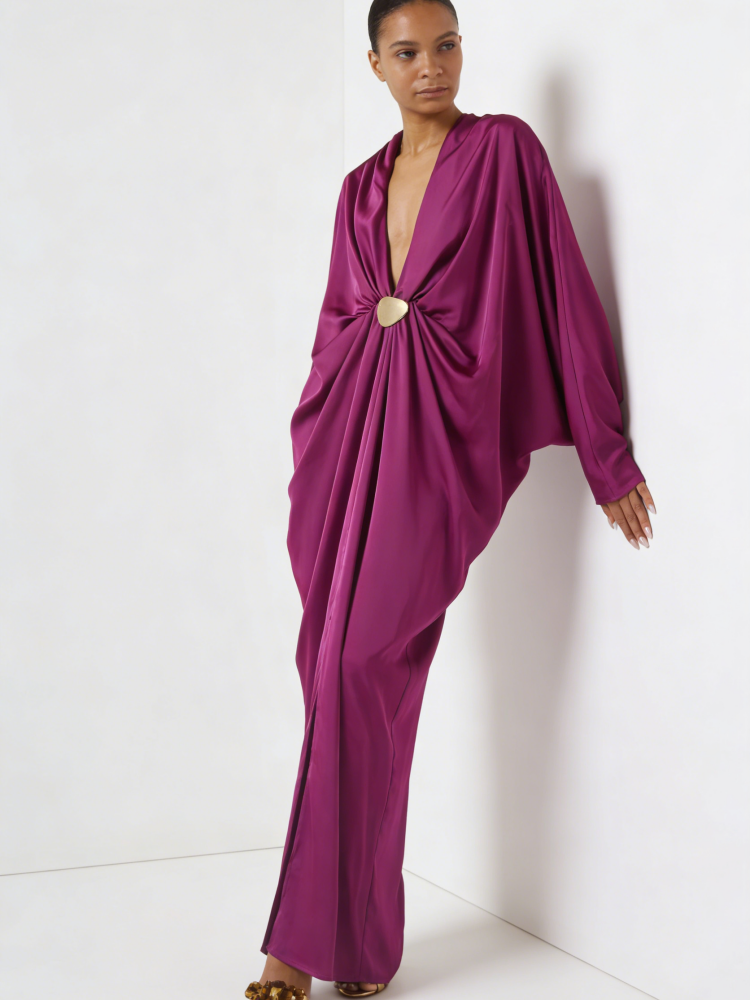 Vestido Longo em Cetim Magenta com Decote Profundo e Detalhe Dourado