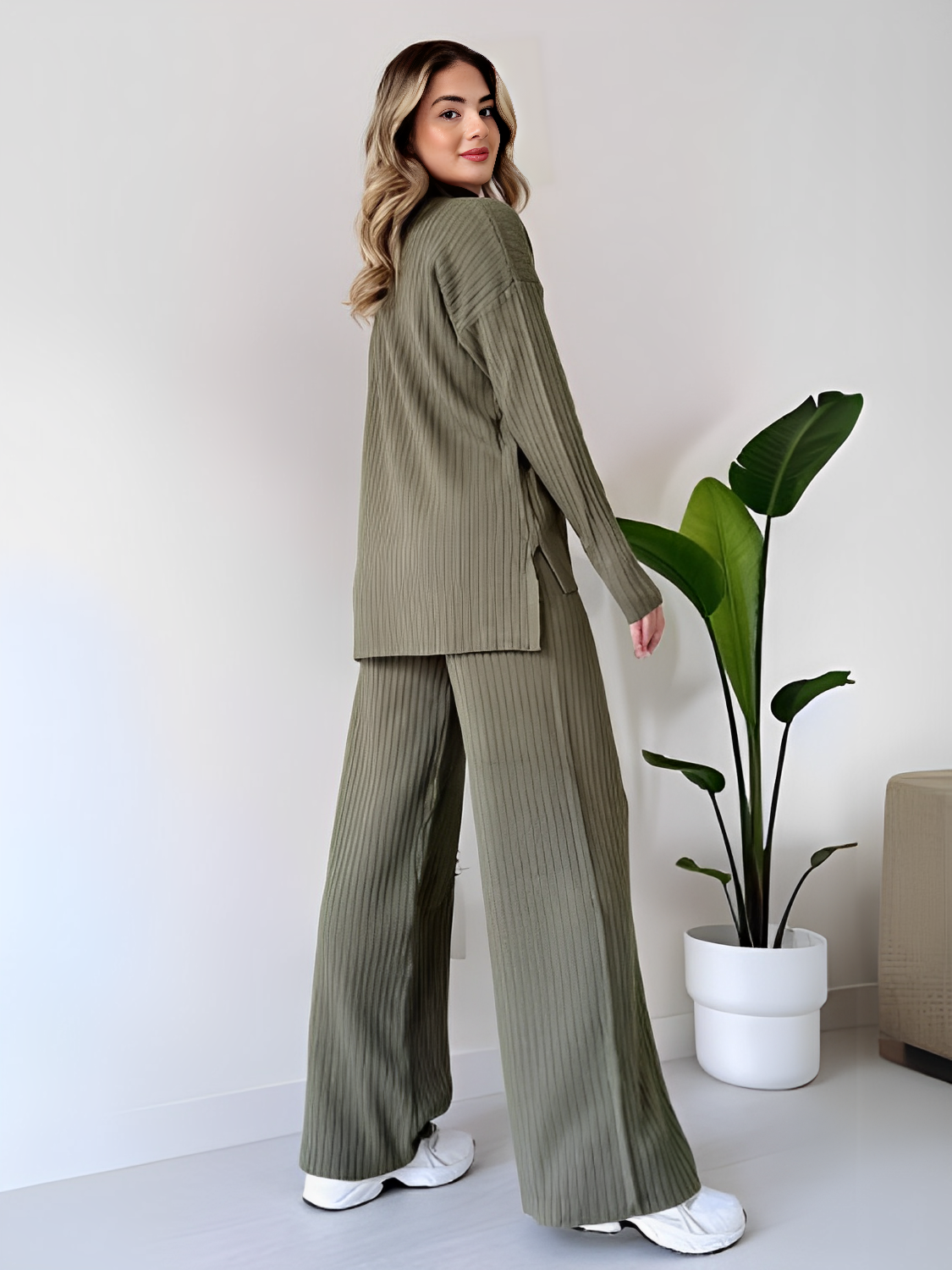 Conjunto Feminino de Tricô Canelado com Suéter Mullet Gola Alta e Calça Pantalona - Grace