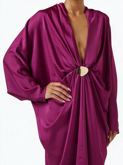Vestido Longo em Cetim Magenta com Decote Profundo e Detalhe Dourado