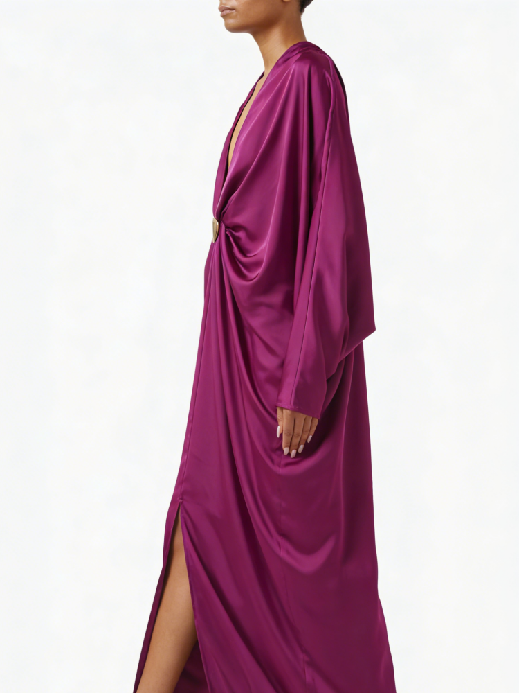Vestido Longo em Cetim Magenta com Decote Profundo e Detalhe Dourado