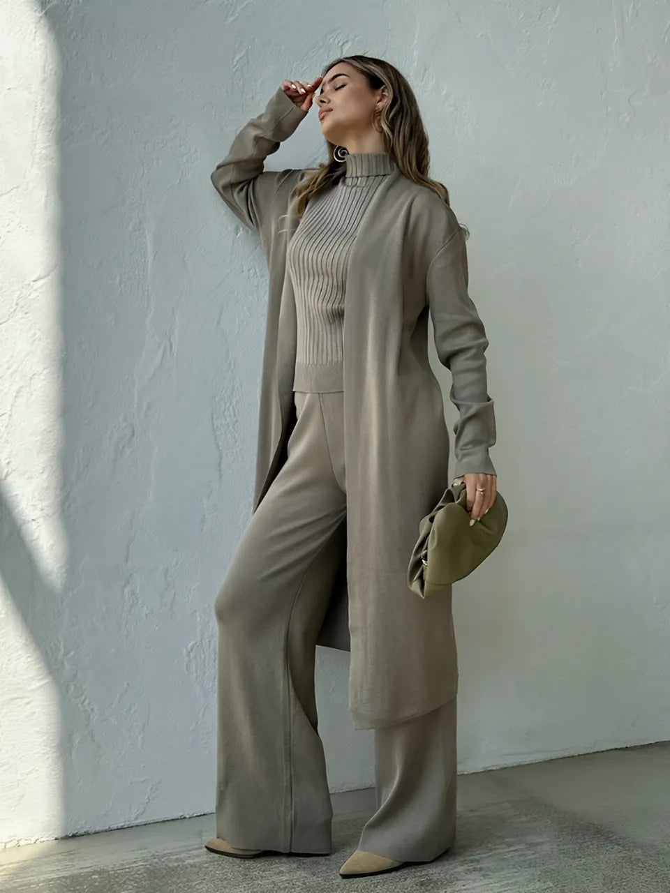 Conjunto Feminino de 3 Peças com Blusa Canelada Gola Alta Calça Pantalona de Cintura Elástica e Cardigan Alongado - Lolla