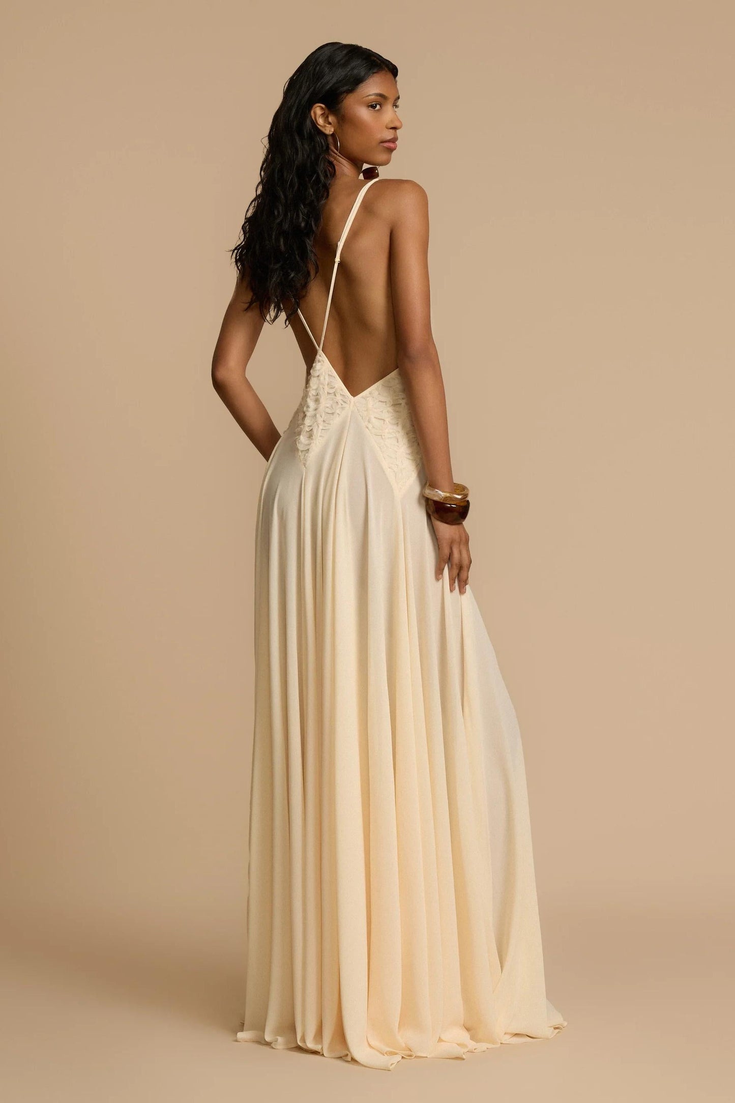Vestido Lavinia Maxi – Decote Profundo Elegante