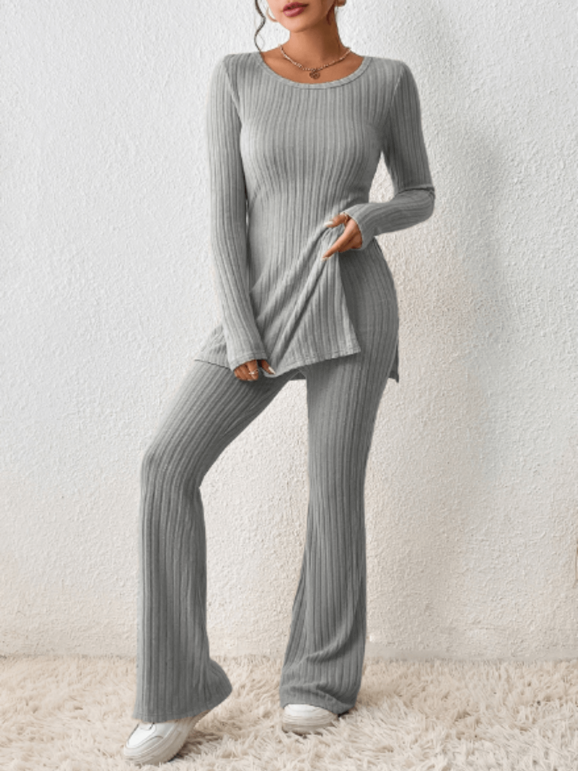Conjunto Feminino em Tricô Canelado com Blusa Mullet Manga Longa com Fendas Laterais e Calça Flare com Cintura Alta Elástica - Sabrina