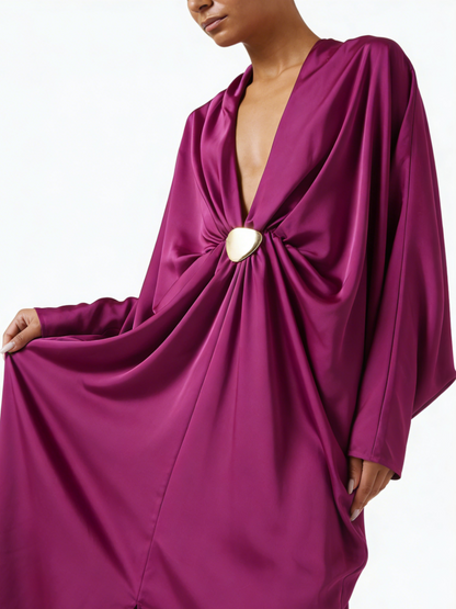 Vestido Longo em Cetim Magenta com Decote Profundo e Detalhe Dourado