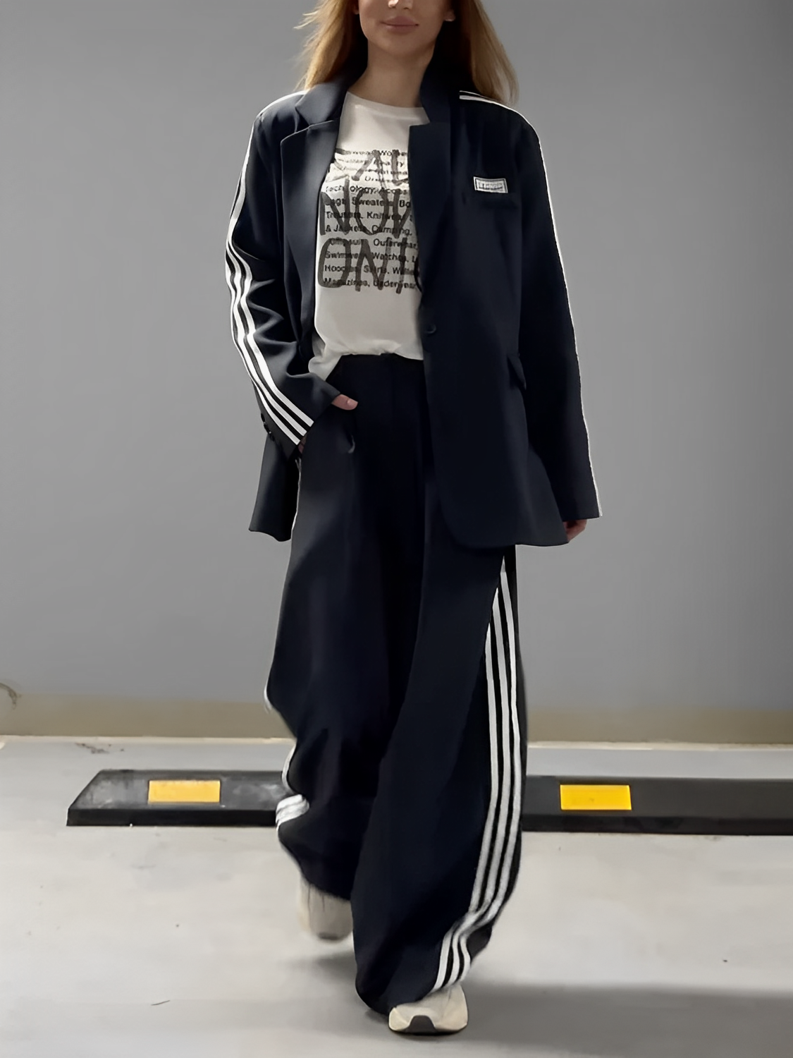 Conjunto Feminino de Alfaiataria Esportiva com Blazer Oversized e Calça com Listras Laterais - Regina