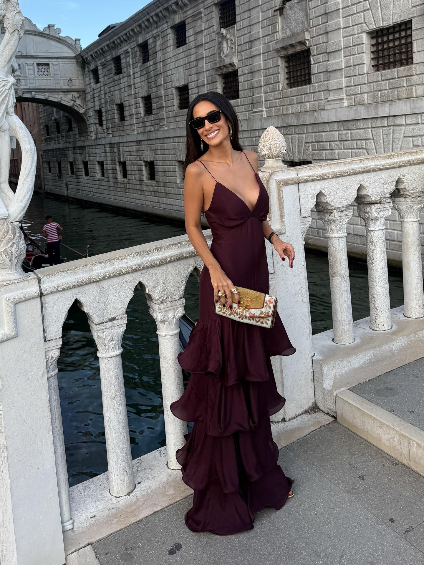 Vestido Longo Bordô com Babados em Camadas e Alças Finas