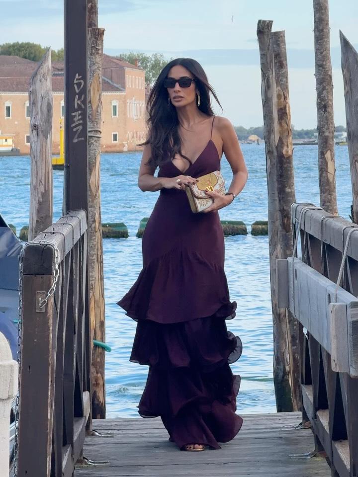Vestido Longo Bordô com Babados em Camadas e Alças Finas