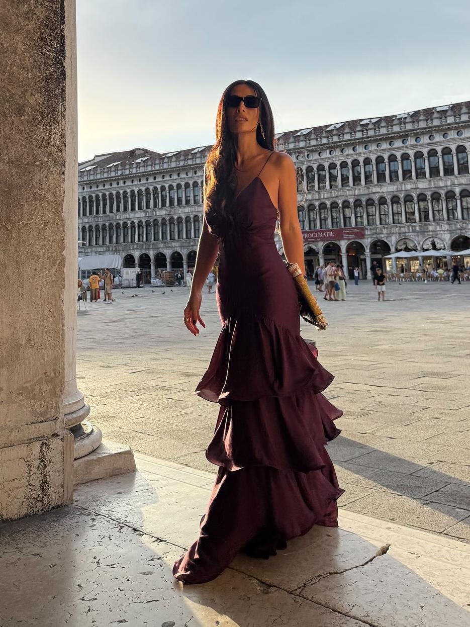 Vestido Longo Bordô com Babados em Camadas e Alças Finas