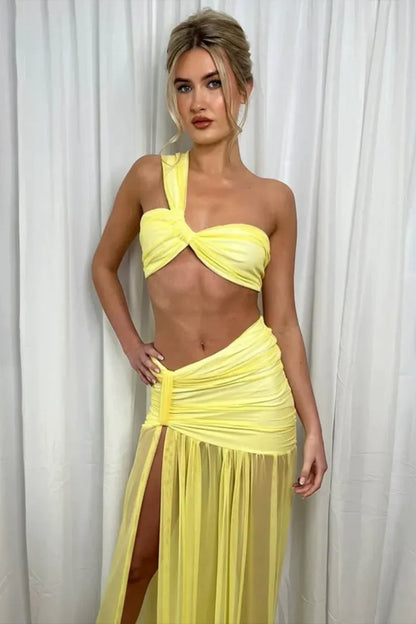 Biquíni Sexy com Recortes e Saia de Tule
