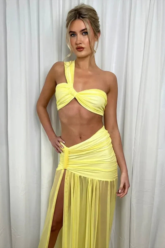 Biquíni Sexy com Recortes e Saia de Tule