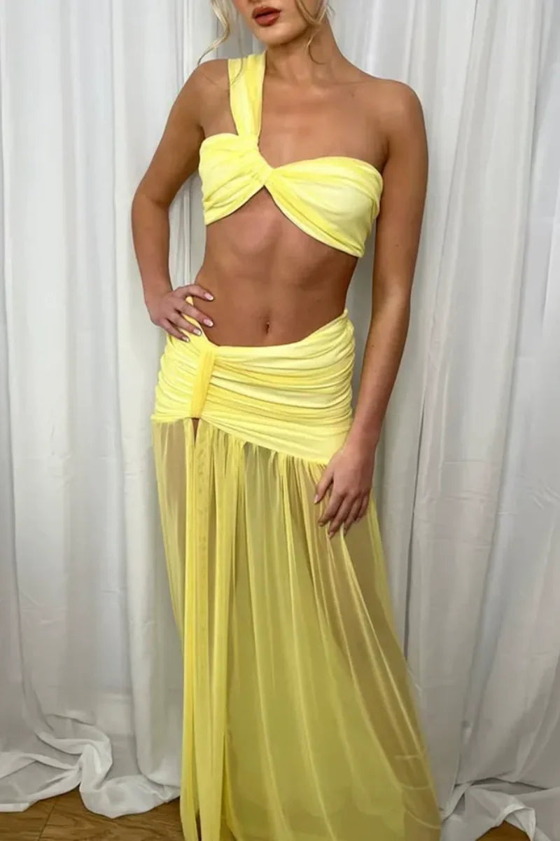 Biquíni Sexy com Recortes e Saia de Tule