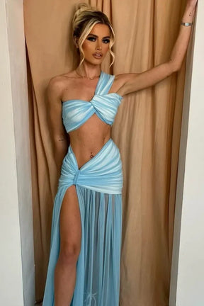 Biquíni Sexy com Recortes e Saia de Tule