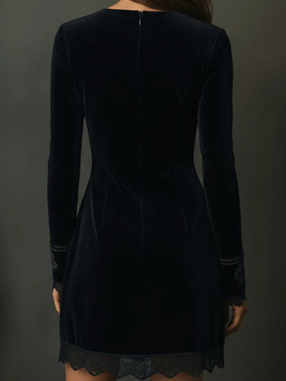 Vestido Curto Retrô Preto em Veludo com Renda Bordada