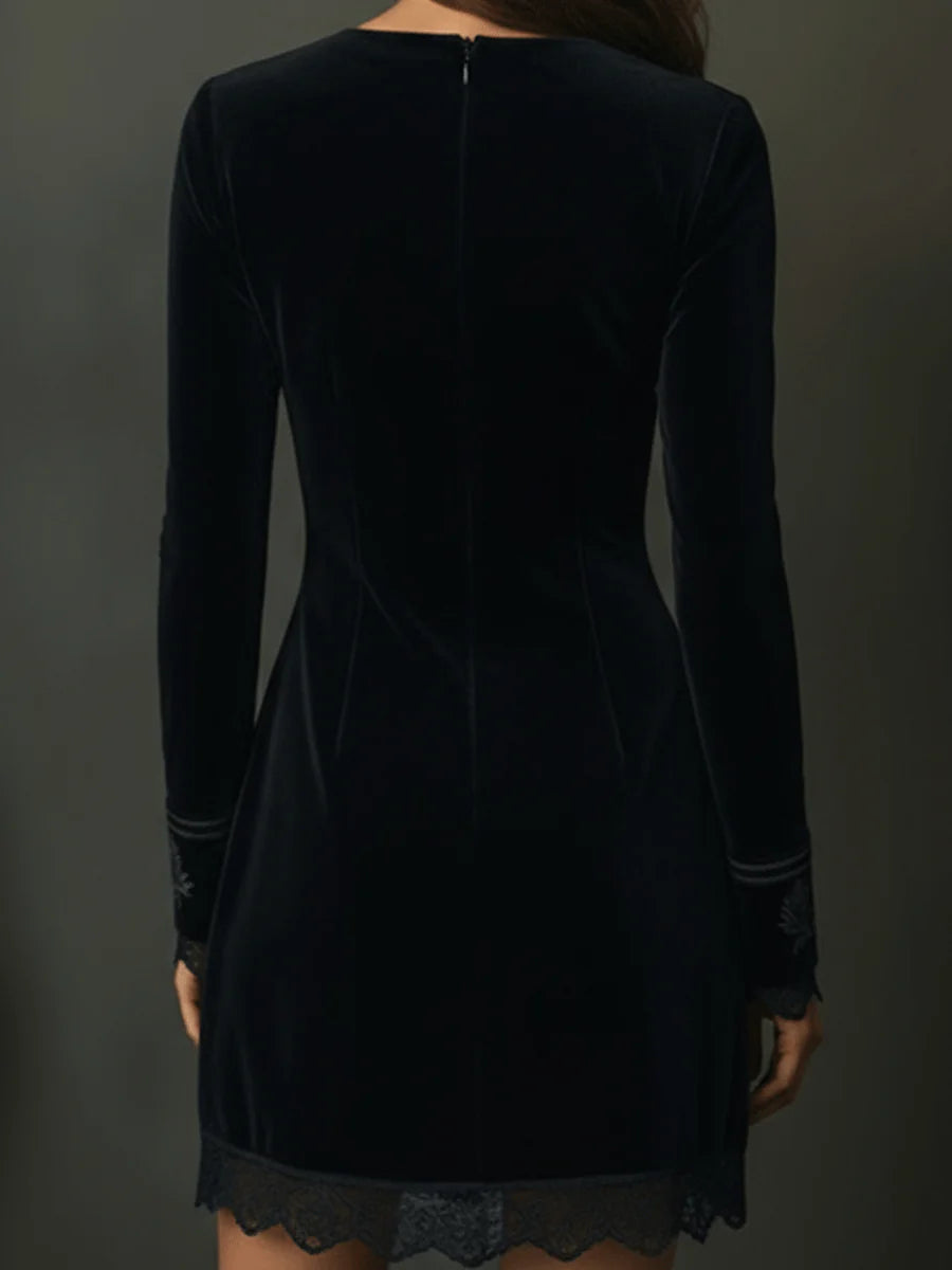 Vestido Curto Retrô Preto em Veludo com Renda Bordada