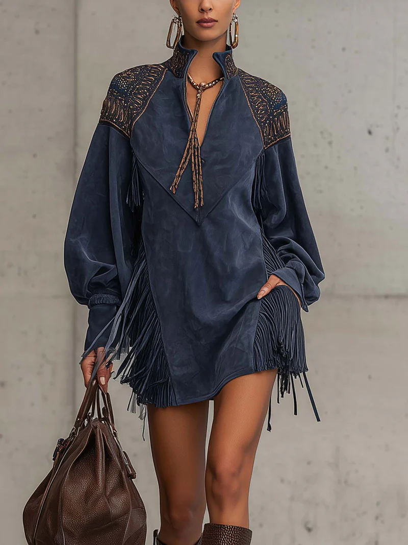 Vestido Curto Azul Índigo em Suede Sintético com Bordado e Franjas – Gola Alta com Zíper