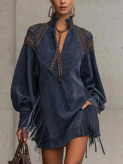Vestido Curto Azul Índigo em Suede Sintético com Bordado e Franjas – Gola Alta com Zíper
