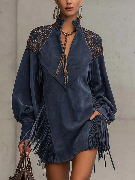 Vestido Curto Azul Índigo em Suede Sintético com Bordado e Franjas – Gola Alta com Zíper