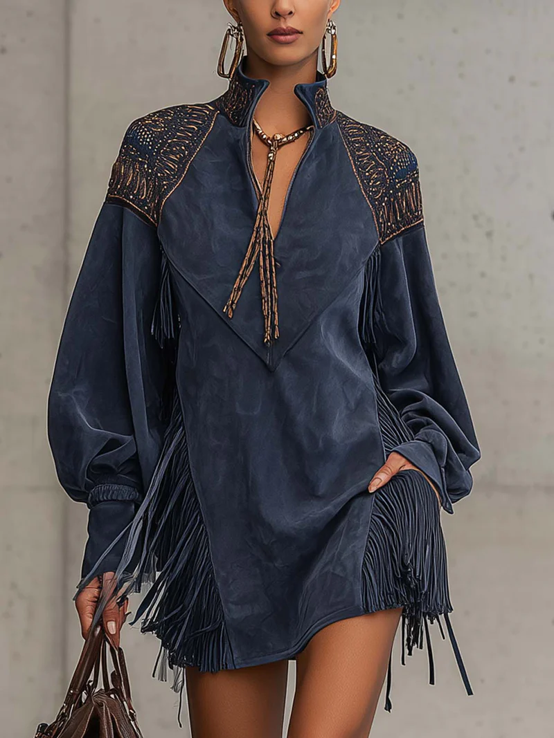 Vestido Curto Azul Índigo em Suede Sintético com Bordado e Franjas – Gola Alta com Zíper