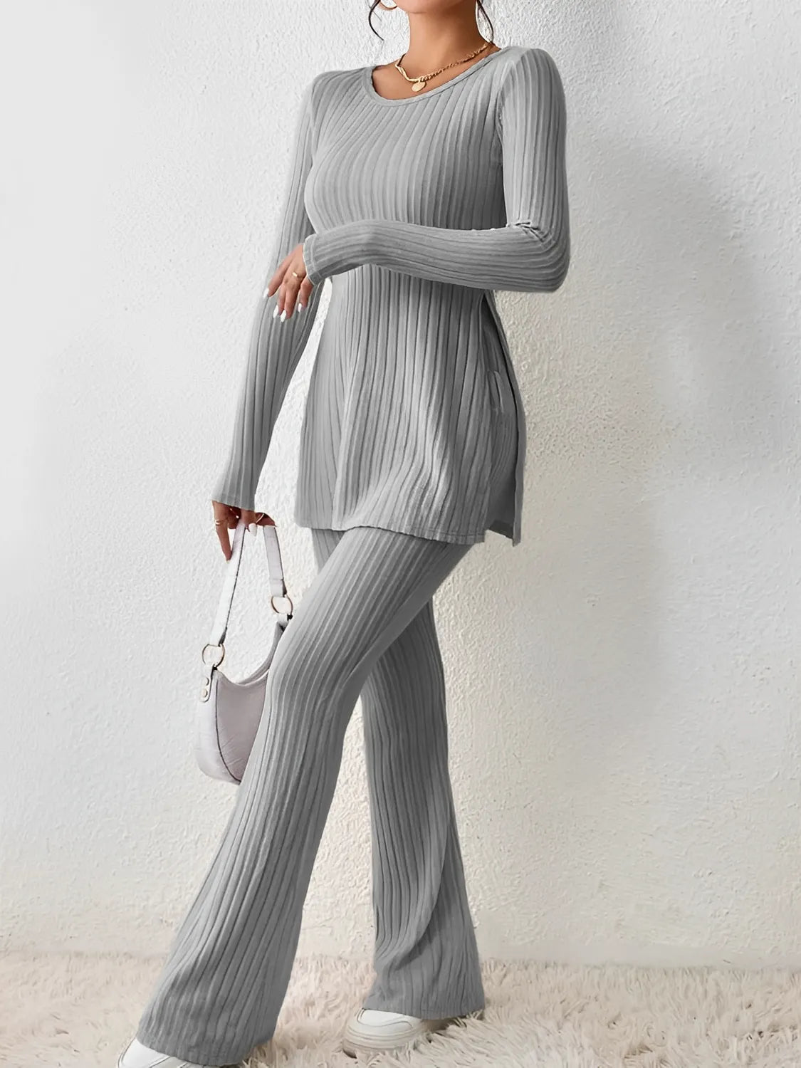 Conjunto Feminino em Tricô Canelado com Blusa Mullet Manga Longa com Fendas Laterais e Calça Flare com Cintura Alta Elástica - Sabrina