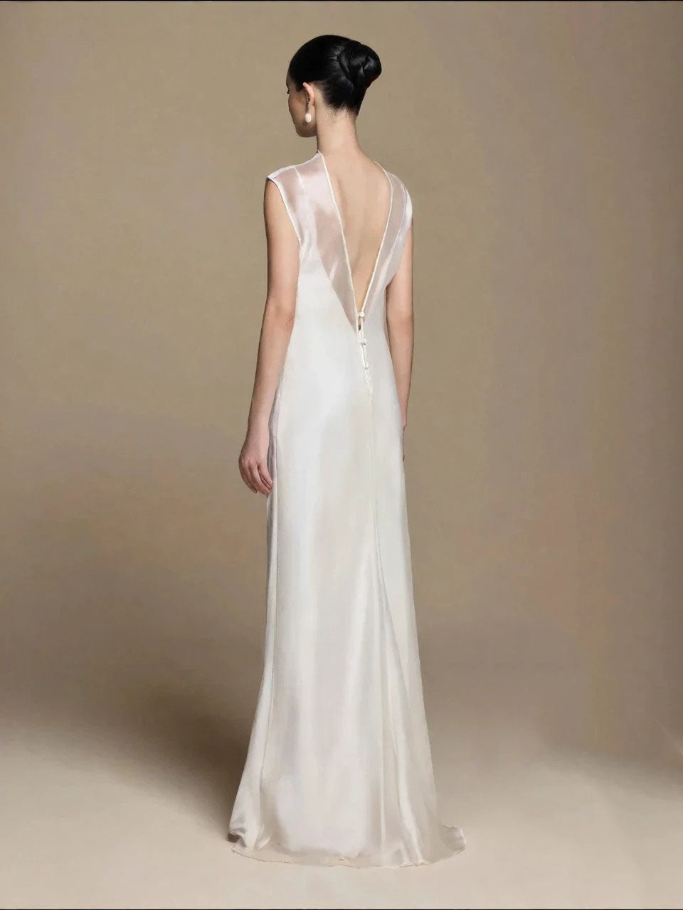 Vestido Longo Off White em Camadas com Costas Profundas em V