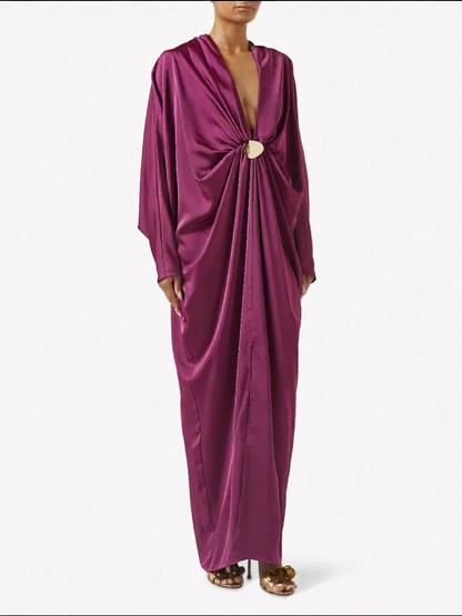 Vestido Longo em Cetim Magenta com Decote Profundo e Detalhe Dourado