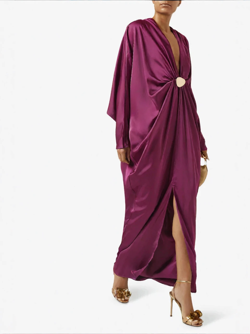Vestido Longo em Cetim Magenta com Decote Profundo e Detalhe Dourado