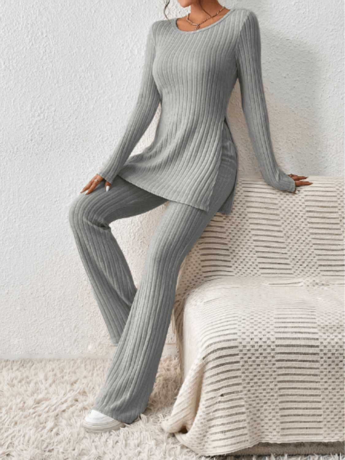 Conjunto Feminino em Tricô Canelado com Blusa Mullet Manga Longa com Fendas Laterais e Calça Flare com Cintura Alta Elástica - Sabrina
